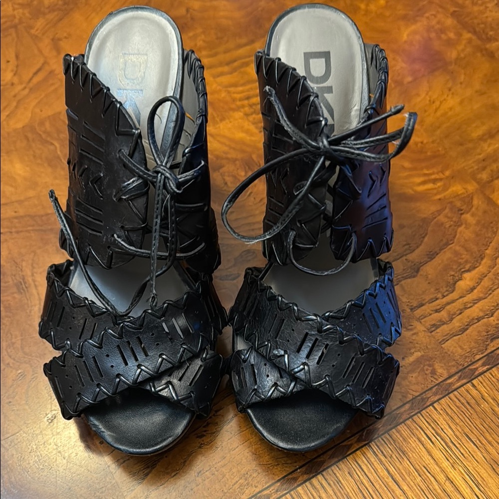 DKNY Black Women's platform Sandals size 6.5 worn once. Super cute andd comfy